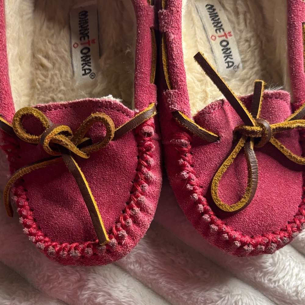 Minnetonka Kids Moccasins in Red and Brown - Picture 2 of 5